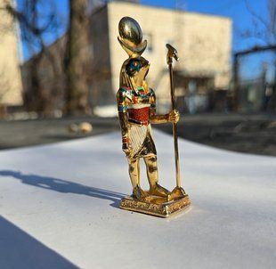Золота статуетка бога Ра &mdash; символ успіху та творчої енергії  Ра фото